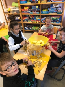 Kartfooelsuppe schälen