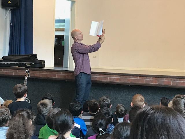 Oliver Steller mit Buch