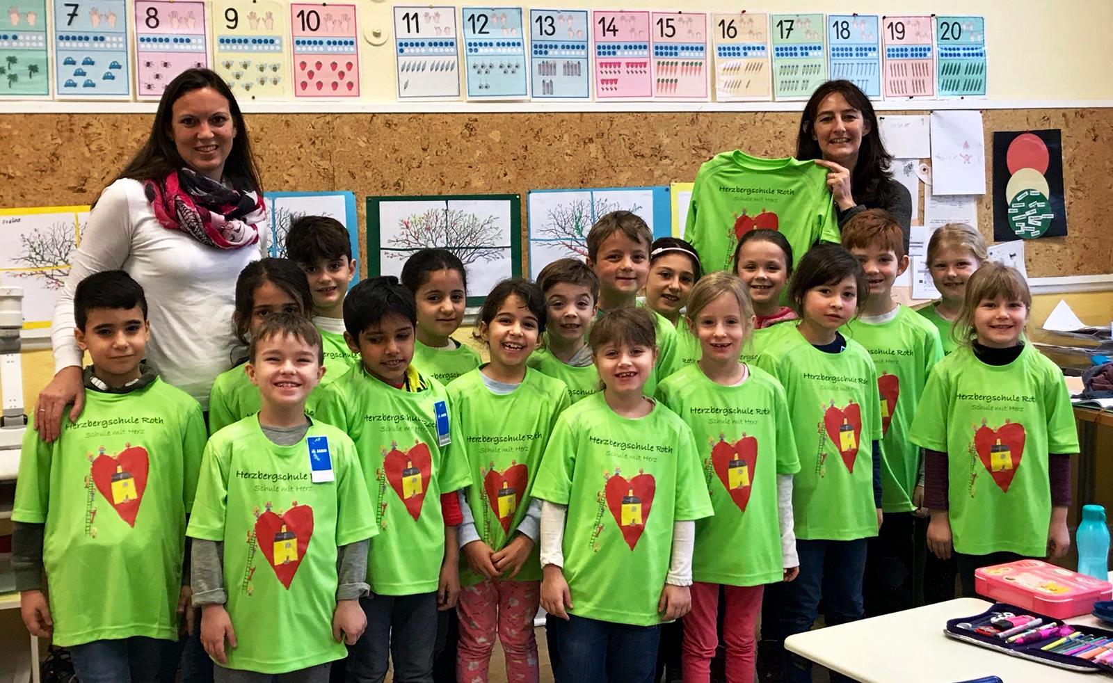 Übergabe Schul TShirts