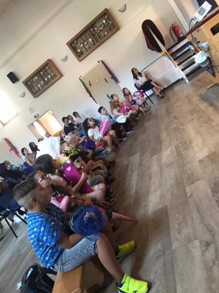 Einschulung 2020 Klasse 1b sitzen