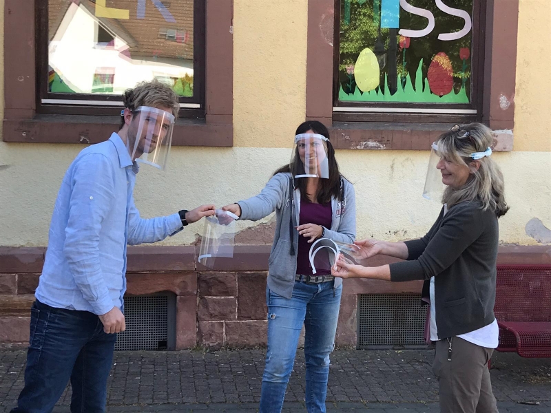 Übergabe Faceshield der Firma Spektrum Ingenieurgesellschaft an die Herzbergschule