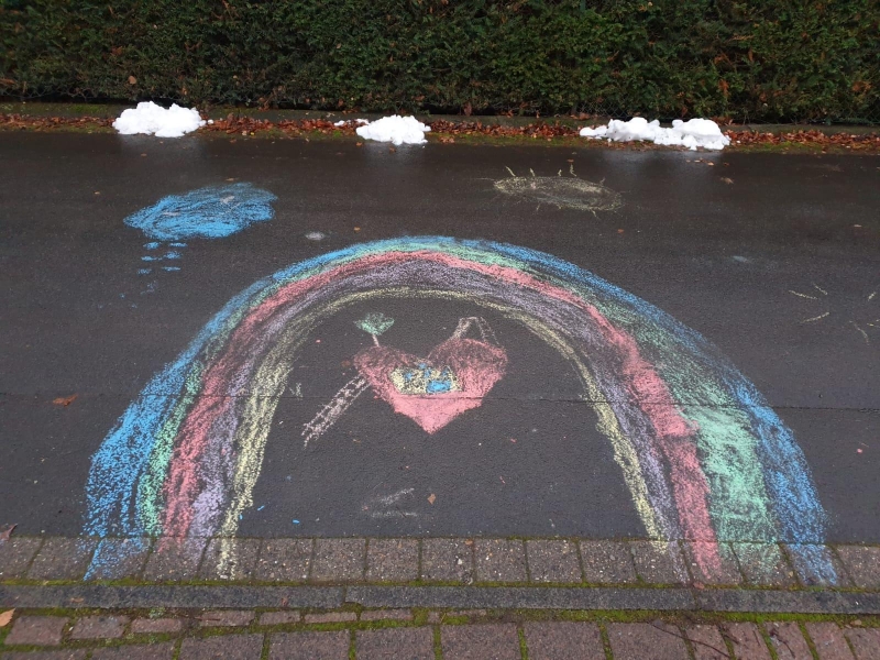 Regenbogen und Schullogo