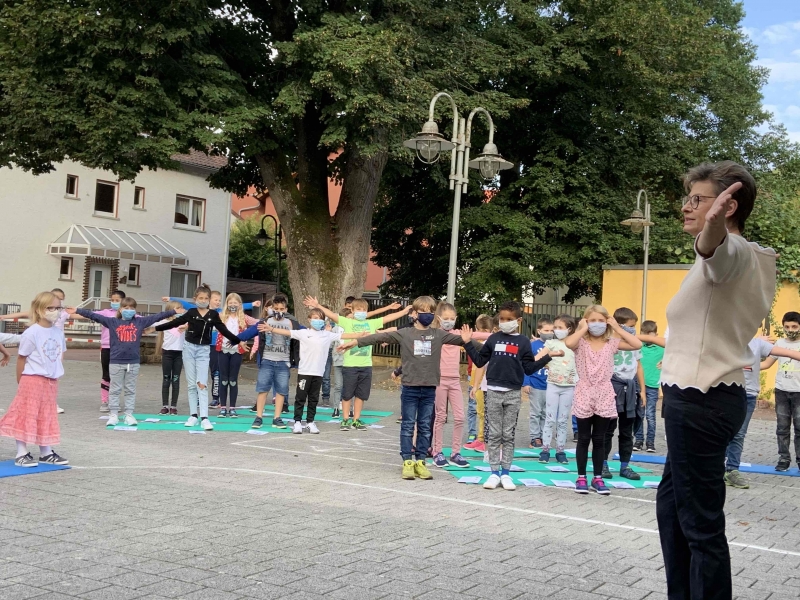 Schuljahresanfangsg Arme hoch