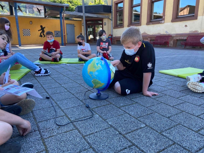 Kinder aus aller Welt Globus1