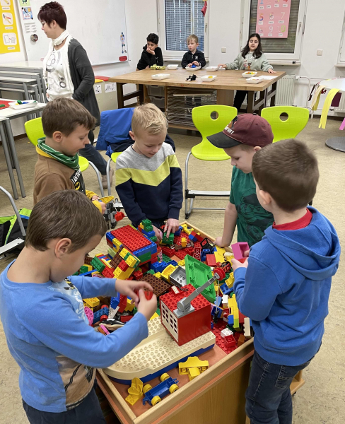 Vorschulkinder bauen