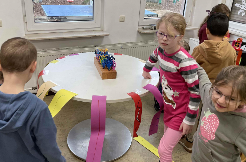 Vorschulkinder schneiden