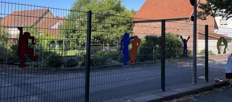 Schulhofgestaltung Zaun