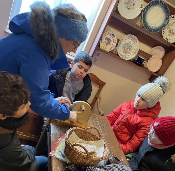 Sauerhaus Brot schneiden