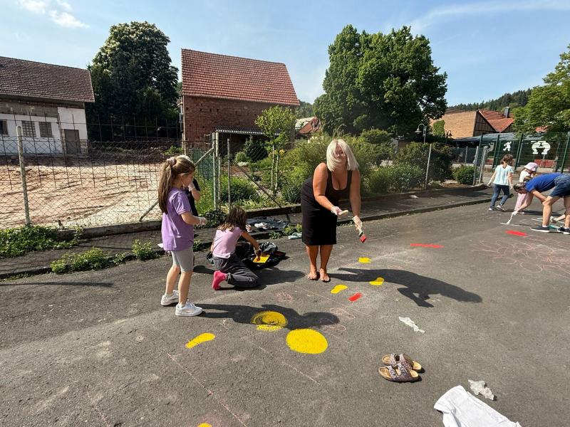 Schulhofbemalung31be3f52 0b8a 42dc 8e83 a23c72d3be32