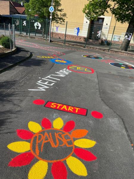 Schulhofbemalung78474793 3f95 4108 9241 91da93279c6a