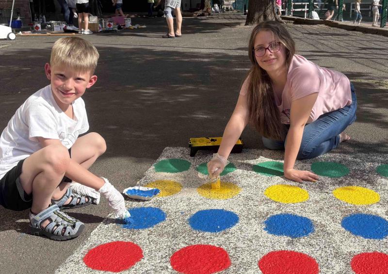 Schulhofbemalung Lara und Nils