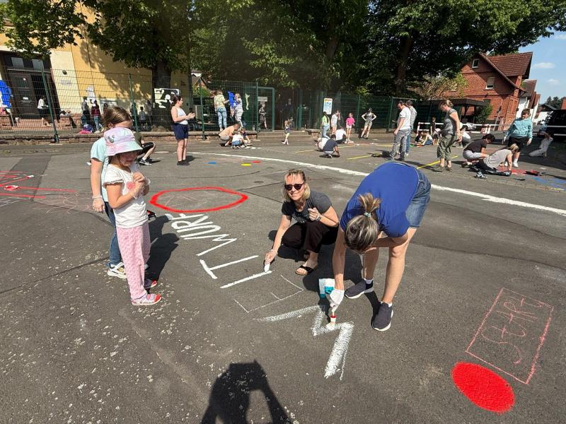 Schulhofbemalungc748a89f b086 4f79 902a 2cc44fbaf3d4