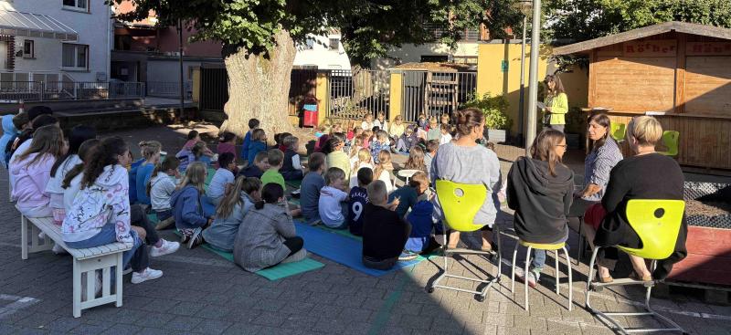 Schülervollversammlung hinten